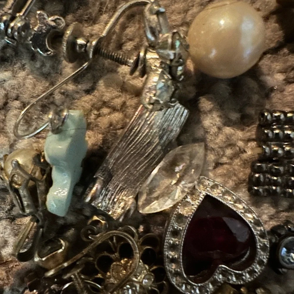 1/4 Pound Vintage 60’s to Present, Jewelry/Crafting Lot. - Picture 3 of 8